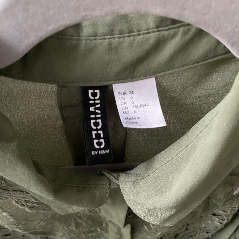 🌿3/$20 Divided Blouse - Picture 3 of 4